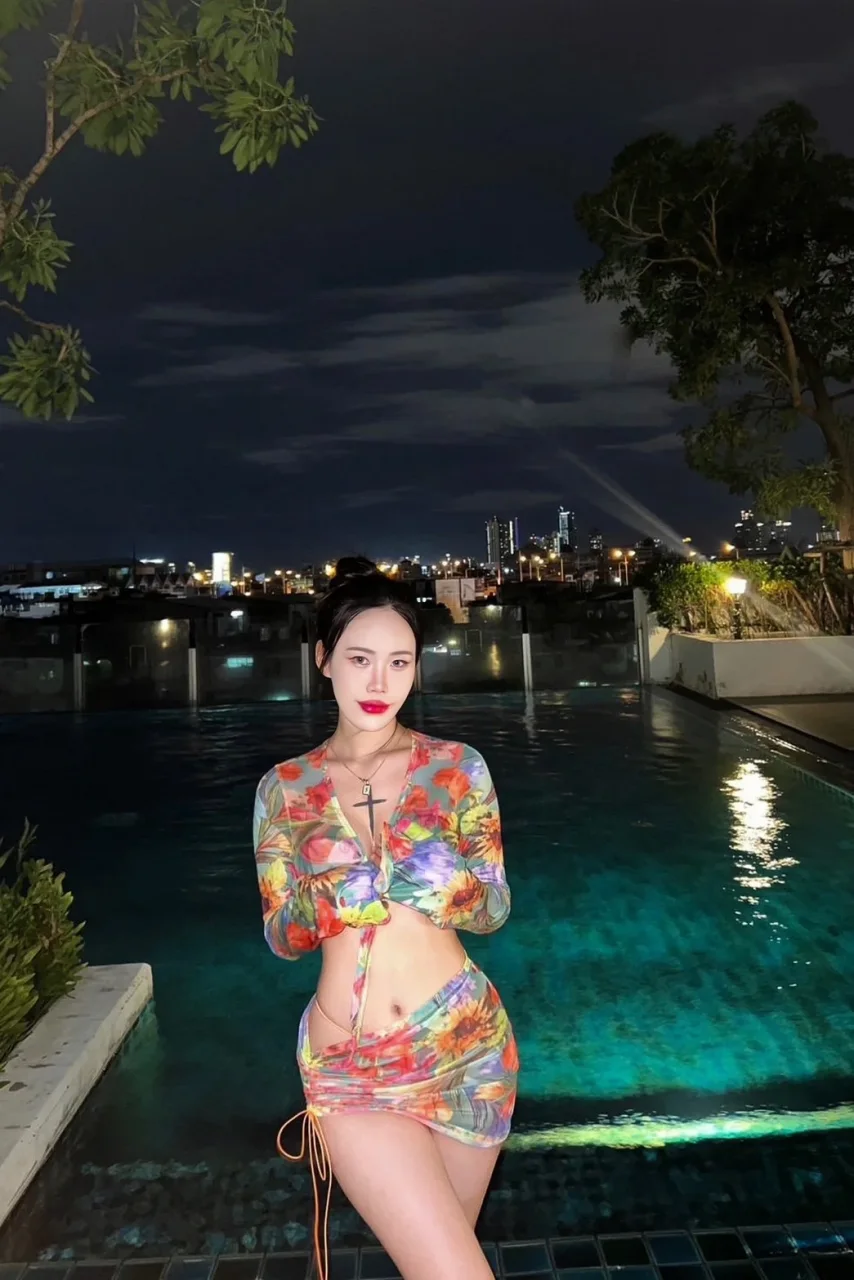 Ebony photo 4 in Sharjah: 26 years old, asian, slim, black hair, 165 cm, 50 kg, C bust