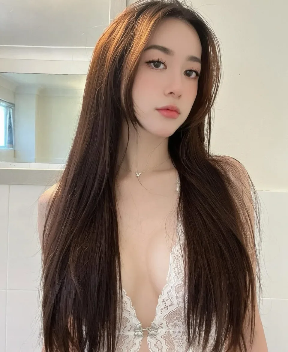 Vivien photo 5 in Dubai: 21 years old, asian, slim, black hair, 165 cm, 49 kg, C bust