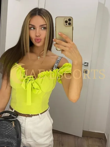 Bergfridur photo 3 in Ulm: 21 years old, arab, slim, brown hair, 170 cm, 54 kg, Small bust