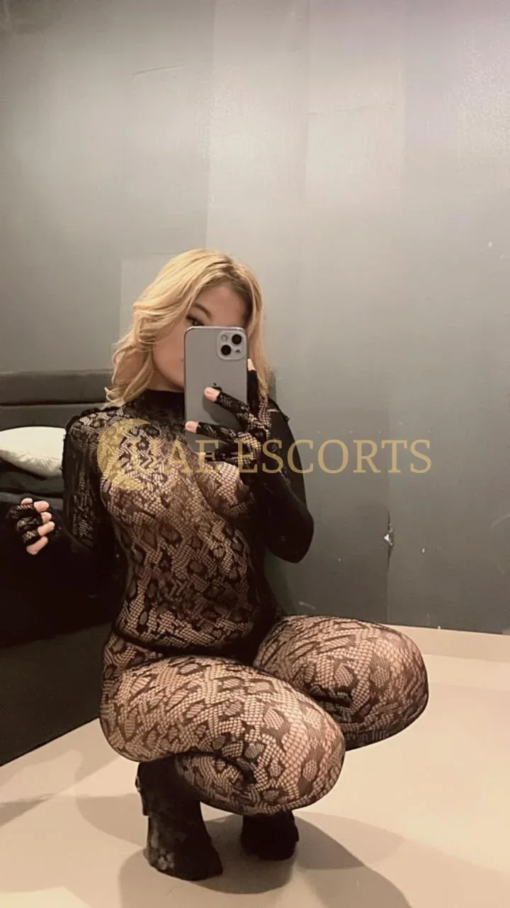 Betsy photo 4 in La Rochelle: 24 years old, asian, slim, blonde hair, 160 cm, 48 kg, Medium bust