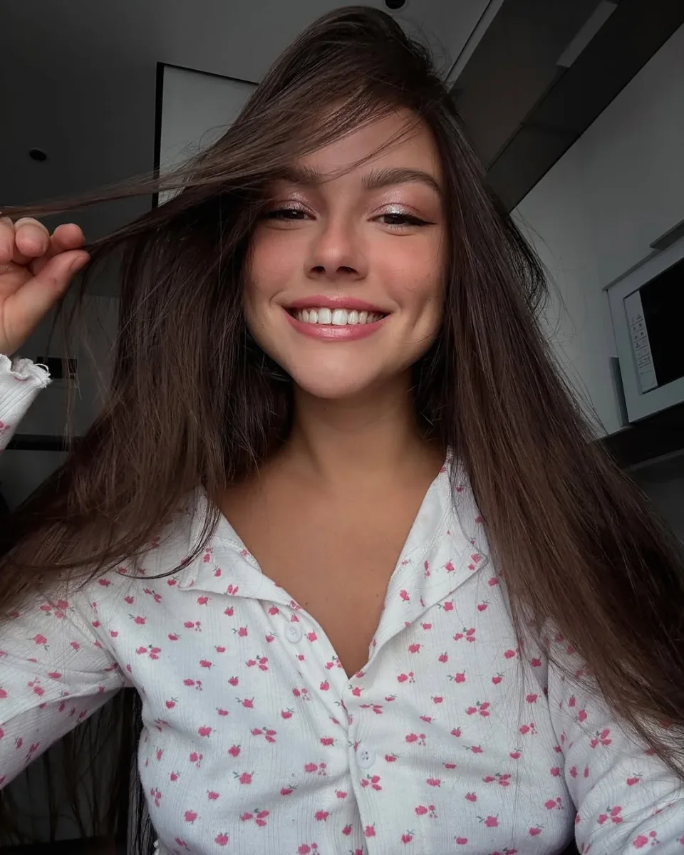 Alivia photo 5 in Ajman: 21 years old, european, slim, brown hair, 169 cm, 54 kg, B bust