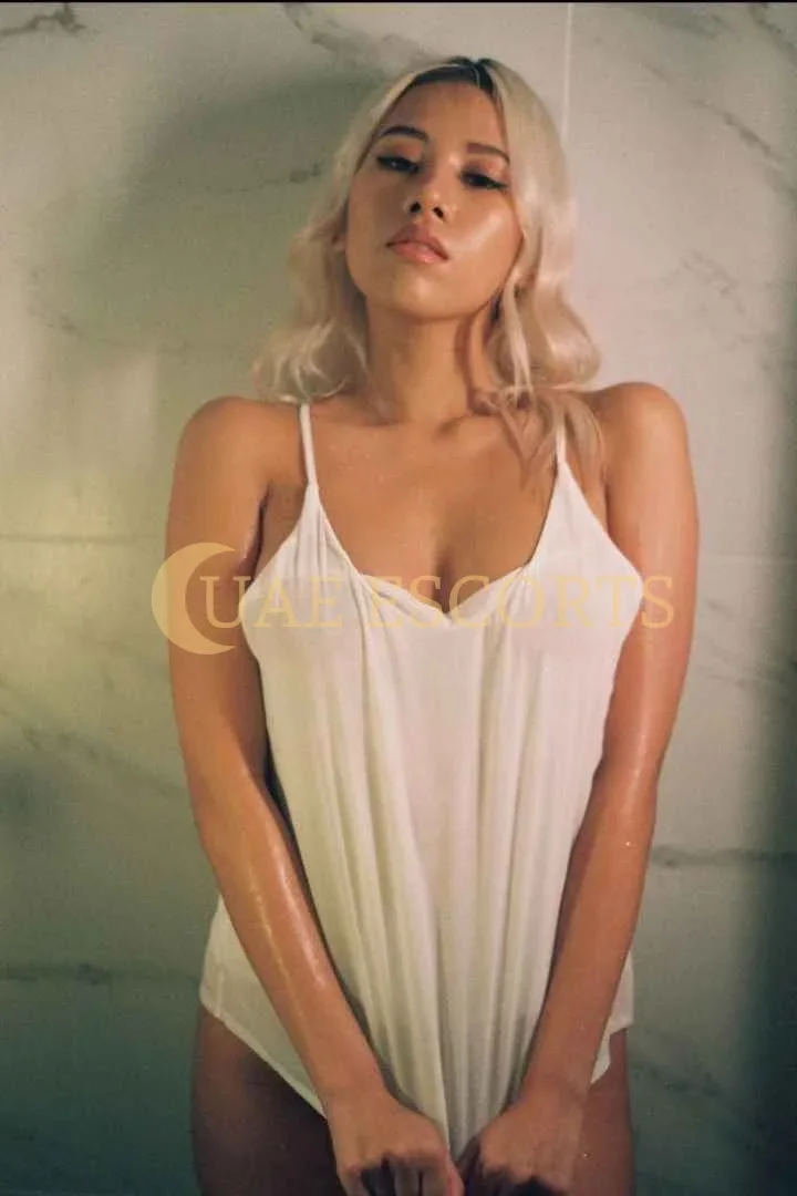 Catheriona photo 2 in Nantes: 28 years old, slim, black hair, 164 cm, 49 kg, Large bust