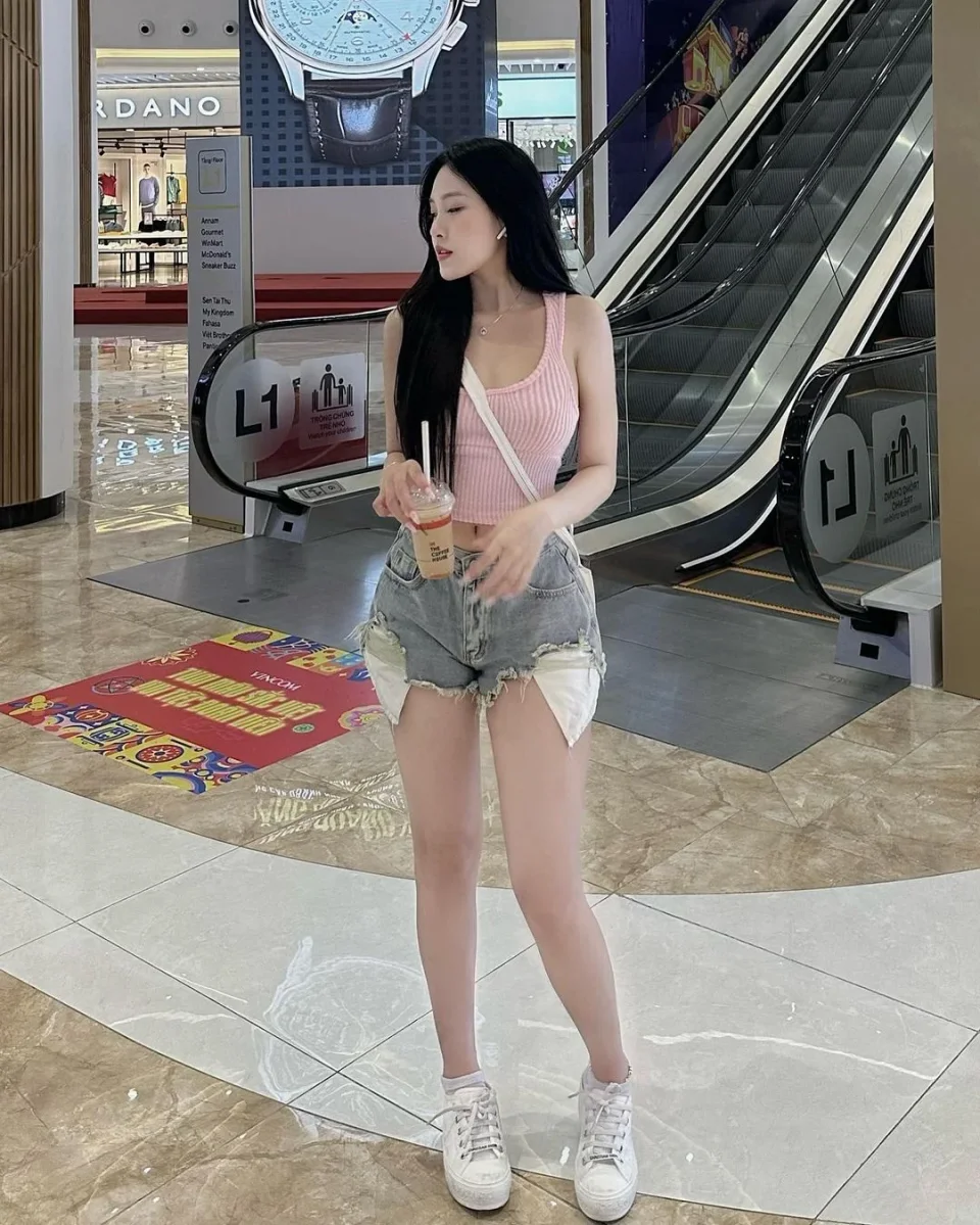 Vernice photo 2 in Hong Kong: 25 years old, slim, black hair, 169 cm, 50 kg, D bust
