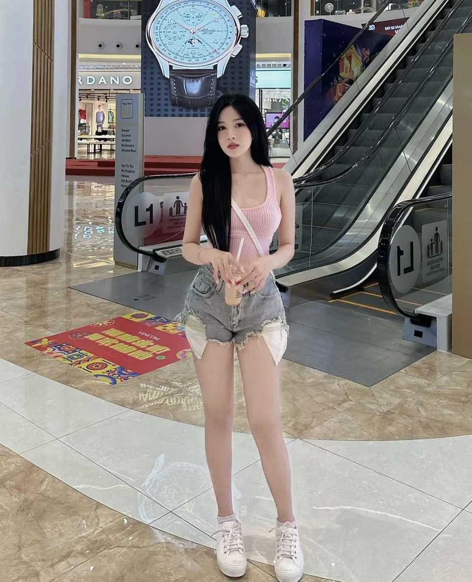 Vernice photo 4 in Hong Kong: 25 years old, slim, black hair, 169 cm, 50 kg, D bust