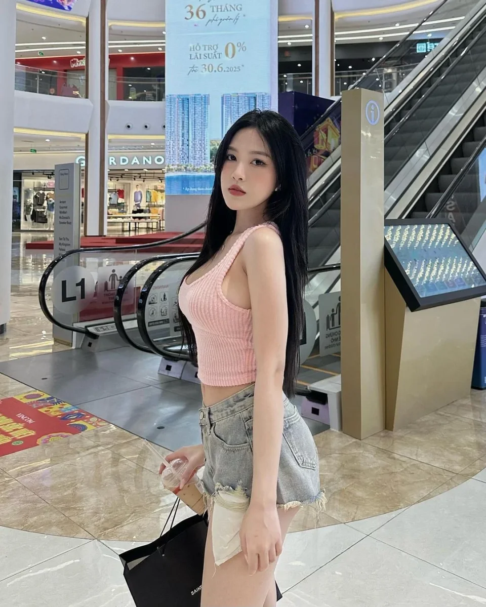 Vernice photo 5 in Hong Kong: 25 years old, slim, black hair, 169 cm, 50 kg, D bust