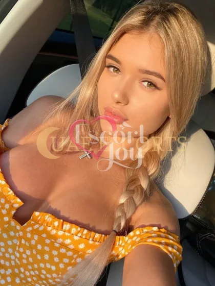 Consuelo photo 4 in Chemnitz: 21 years old, european, slim, blonde hair, 168 cm, 52 kg, Medium bust