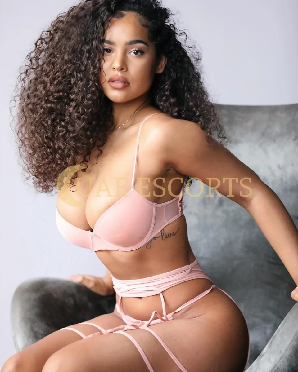Coral photo 1 in Angers: 23 years old, arab, regular, black hair, 147 cm, 54 kg, Medium bust