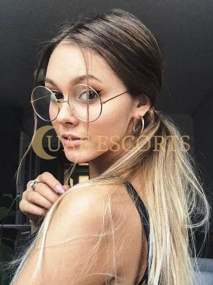 Elektra photo 6 in Mainz: 21 years old, european, slim, brown hair, 170 cm, 51 kg, Medium bust
