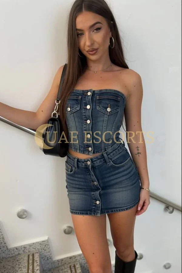 Elenore photo 1 in London: 25 years old, european, slim, brunette, 152 cm, 50 kg, Small bust