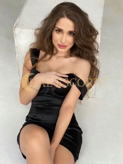 Eline photo 2 in Paris: 24 years old, arab, slim, brown hair, 170 cm, 51 kg, Medium bust