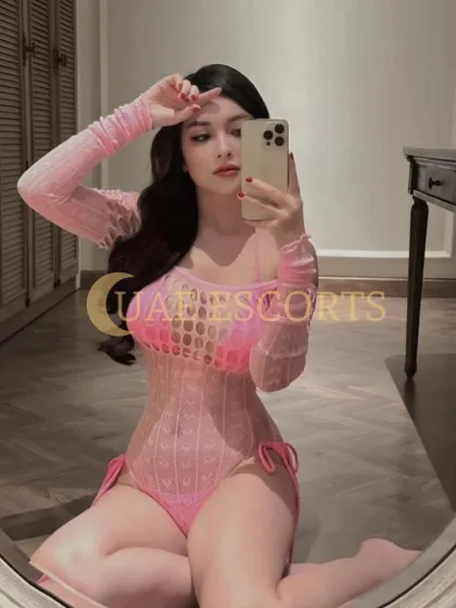 Eniko photo 4 in Chamonix-Mont-Blanc: 25 years old, slim, black hair, 168 cm, 49 kg, Large bust