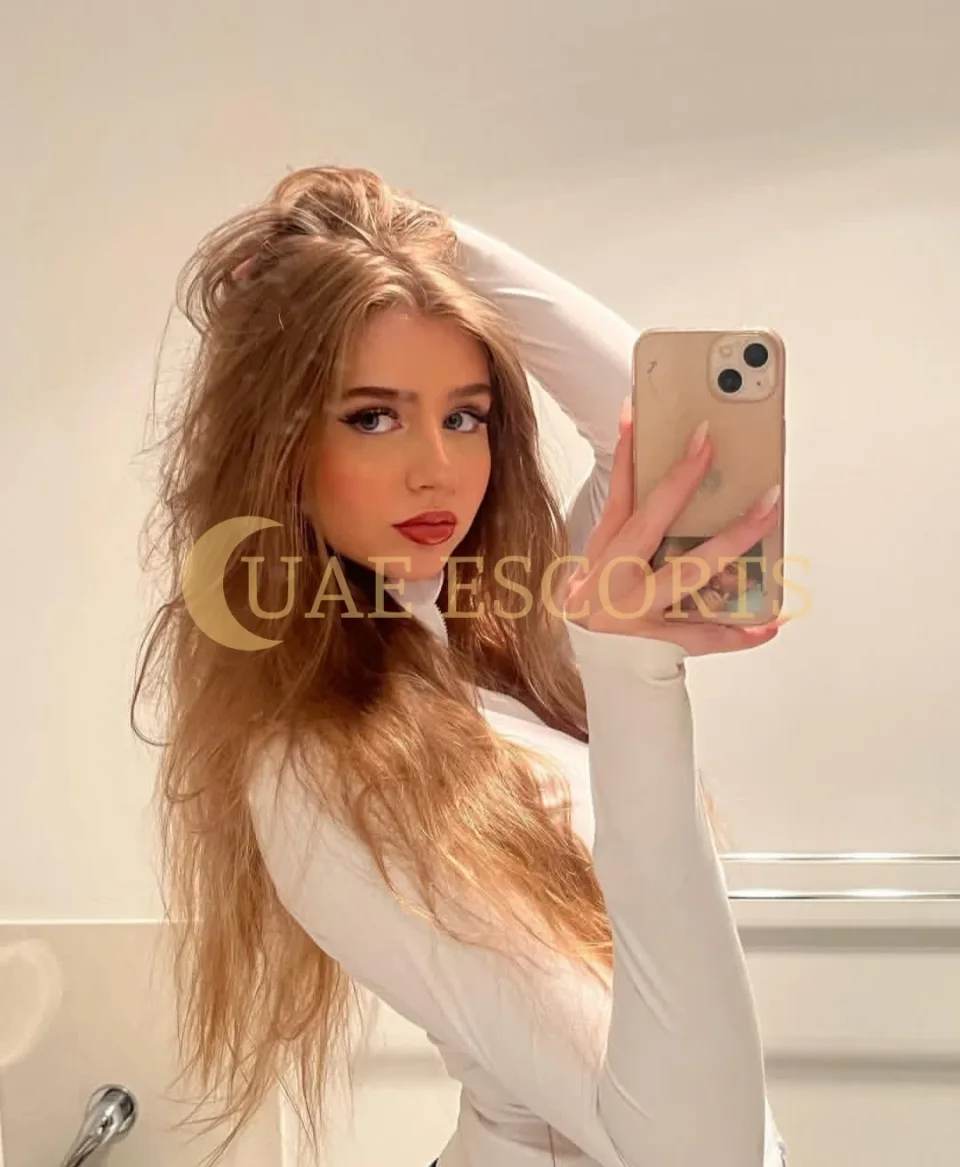 Esma photo 3 in Montpellier: 26 years old, european, slim, brown hair, 171 cm, 54 kg, Medium bust