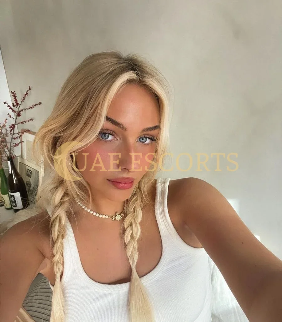 Evelien photo 3 in Sheffield: 25 years old, european, slim, blonde hair, 170 cm, 53 kg, Medium bust