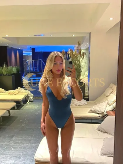 Evelien photo 4 in Sheffield: 25 years old, european, slim, blonde hair, 170 cm, 53 kg, Medium bust