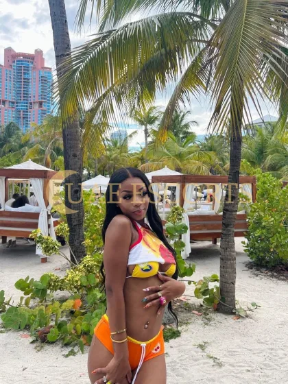 Fatma photo 4 in Zoetermeer: 25 years old, curvy, black hair, 172 cm, 52 kg, Medium bust