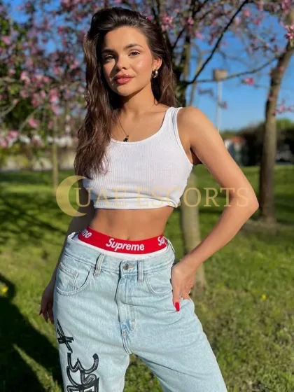 Frankie photo 1 in Sainte-Maxime: 20 years old, european, slim, brown hair, 168 cm, 52 kg, Medium bust