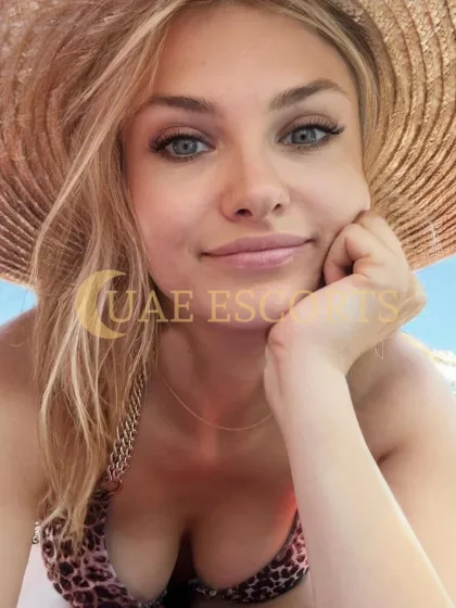 Friederike photo 3 in Montreuil: 24 years old, european, slim, blonde hair, 170 cm, 54 kg, Medium bust