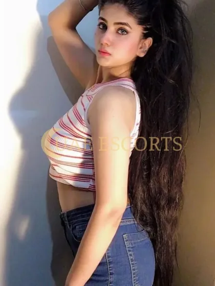 Gesine photo 3 in Nijmegen: 25 years old, european, slim, black hair, 165 cm, 48 kg, Medium bust