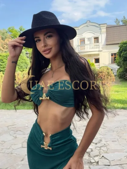 Gita photo 2 in Chartres: 25 years old, slim, brown hair, 170 cm, 52 kg, Medium bust
