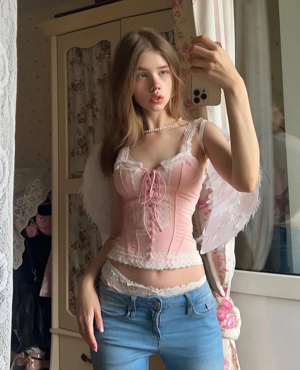 Lizzie photo 2 in Air Rams: 20 years old, european, slim, brown hair, 171 cm, 52 kg, B bust