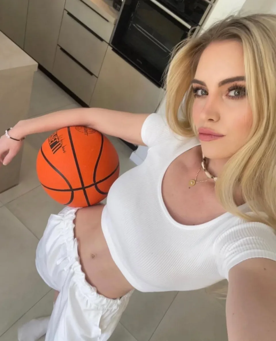 Macy photo 4 in Al Ain: 22 years old, european, slim, blonde hair, 170 cm, 54 kg, B bust