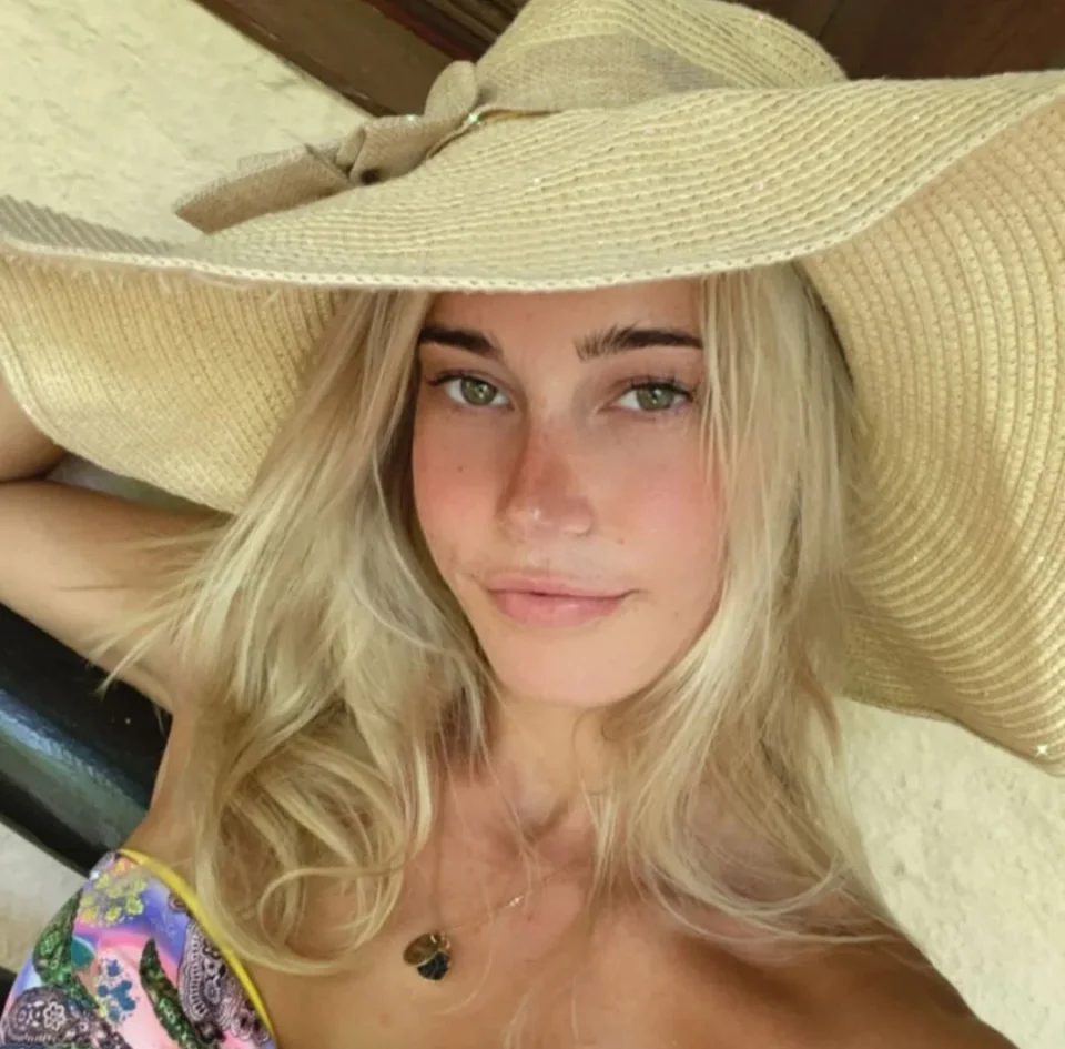 Raquel photo 2 in Al Ain: 22 years old, european, slim, blonde hair, 169 cm, 54 kg, B bust