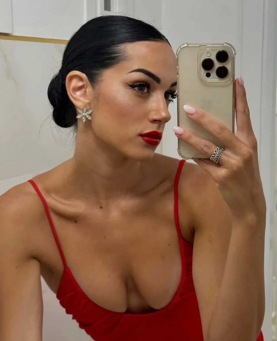 Mozelle photo 4 in Ajman: 21 years old, european, slim, black hair, 170 cm, 52 kg, B bust