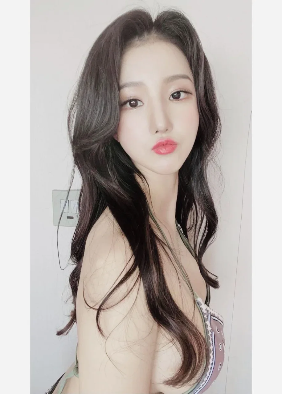 Camilla photo 1 in Dubai: 25 years old, asian, slim, black hair, 167 cm, 49 kg, C bust