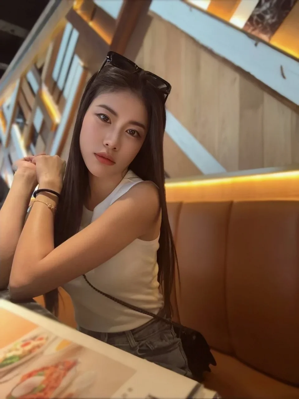 Malinda photo 4 in Dubai: 21 years old, asian, slim, black hair, 158 cm, 45 kg, B bust