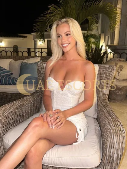 Nana photo 5 in Saint-Tropez: 21 years old, european, slim, blonde hair, 170 cm, 53 kg, Large bust