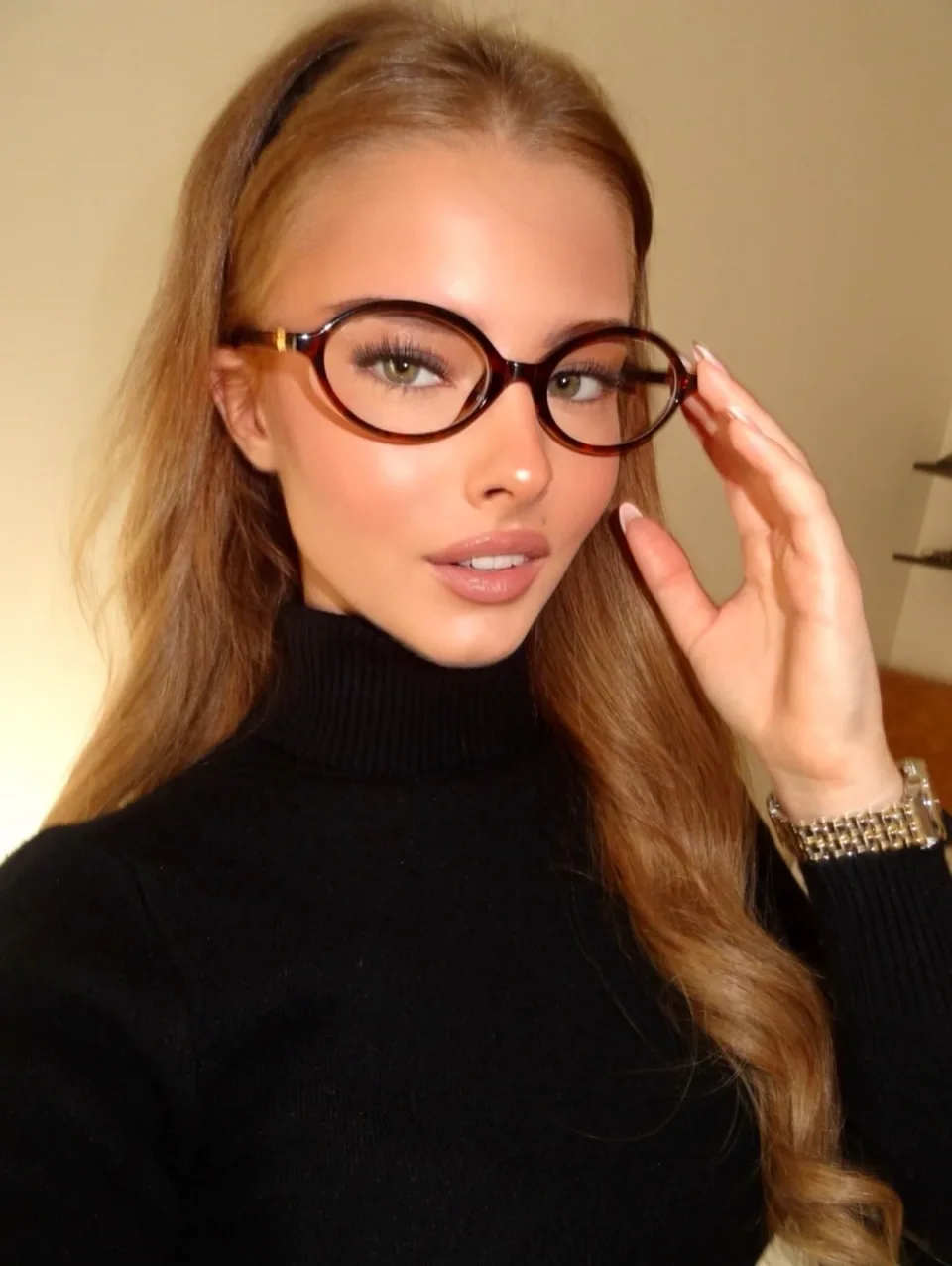 Zelma photo 1 in Sharjah: 21 years old, european, slim, blonde hair, 168 cm, 53 kg, B bust