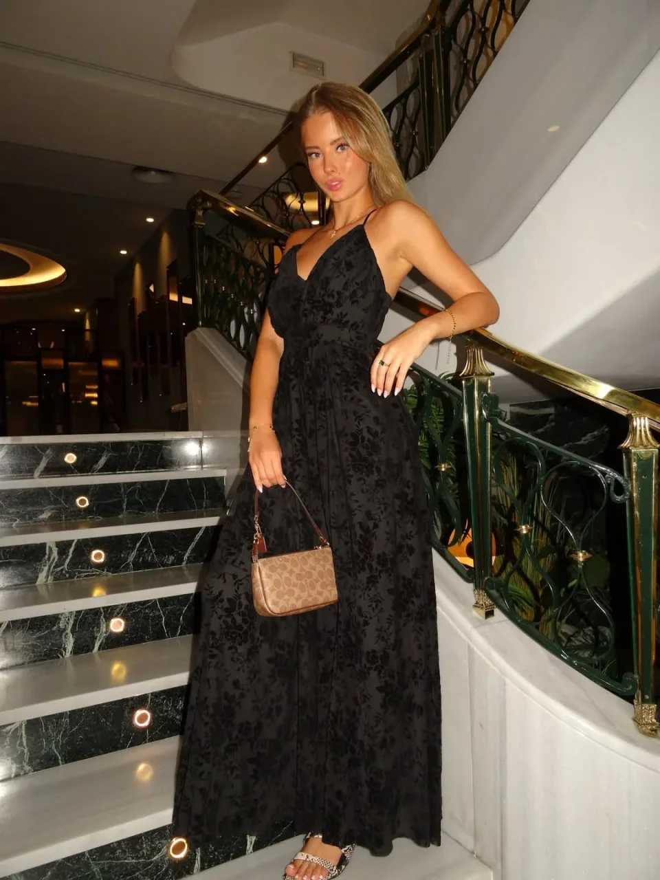 Zelma photo 4 in Sharjah: 21 years old, european, slim, blonde hair, 168 cm, 53 kg, B bust