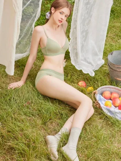 Frederique photo 6 in Dubai: 28 years old, european, slim, red hair, 171 cm, 54 kg, A bust