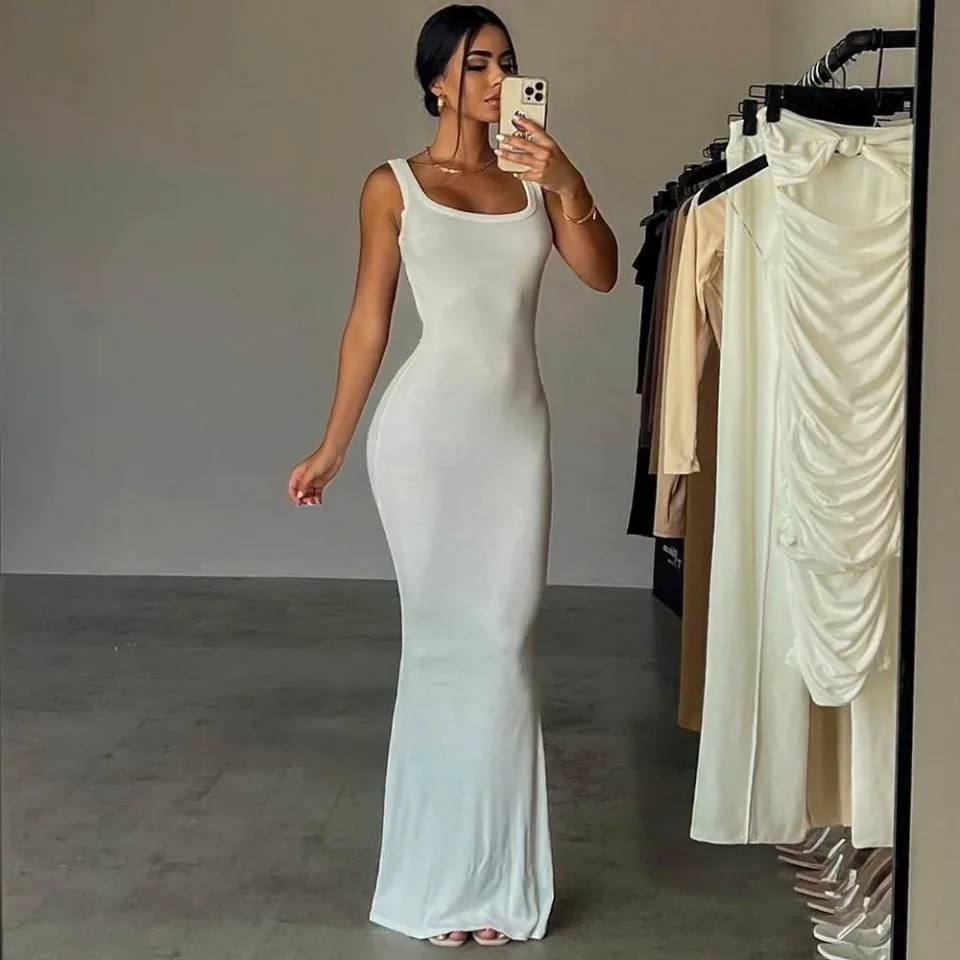 Zoey photo 1 in Al Ain: 26 years old, european, curvy, black hair, 172 cm, 56 kg, B bust