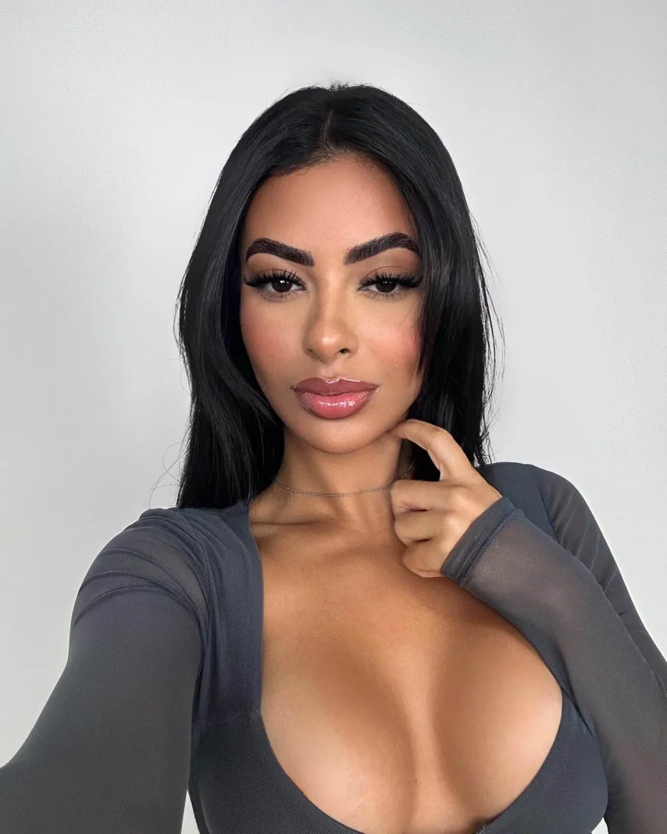 Zoey photo 5 in Al Ain: 26 years old, european, curvy, black hair, 172 cm, 56 kg, B bust