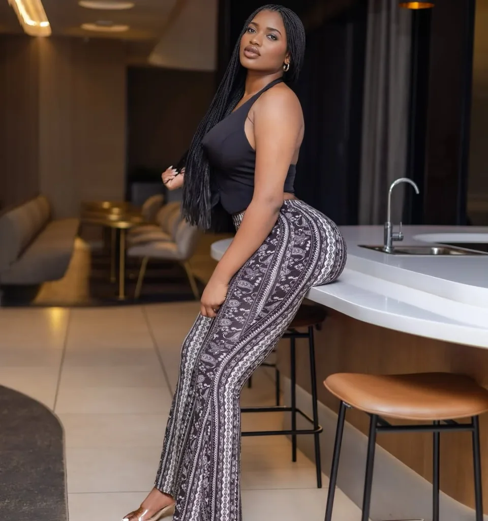Jackeline photo 7 in Abu Dhabi: 23 years old, european, regular, black hair, 176 cm, 92 kg, C bust