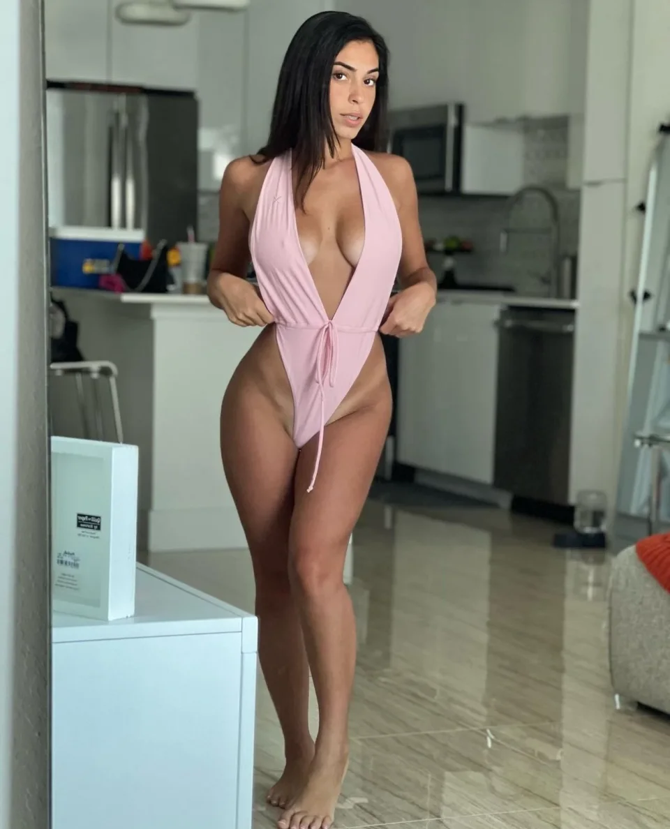 Edythe photo 3 in Dubai: 30 years old, european, slim, black hair, 170 cm, 56 kg, C bust
