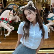Corrine photo 1 in Abu Dhabi: 21 years old, european, slim, brown hair, 170 cm, 52 kg, B bust