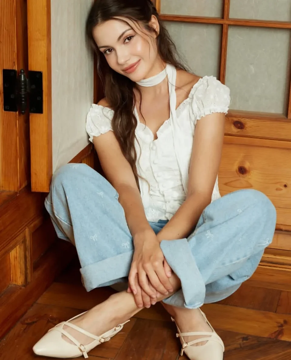 Corrine photo 6 in Abu Dhabi: 21 years old, european, slim, brown hair, 170 cm, 52 kg, B bust
