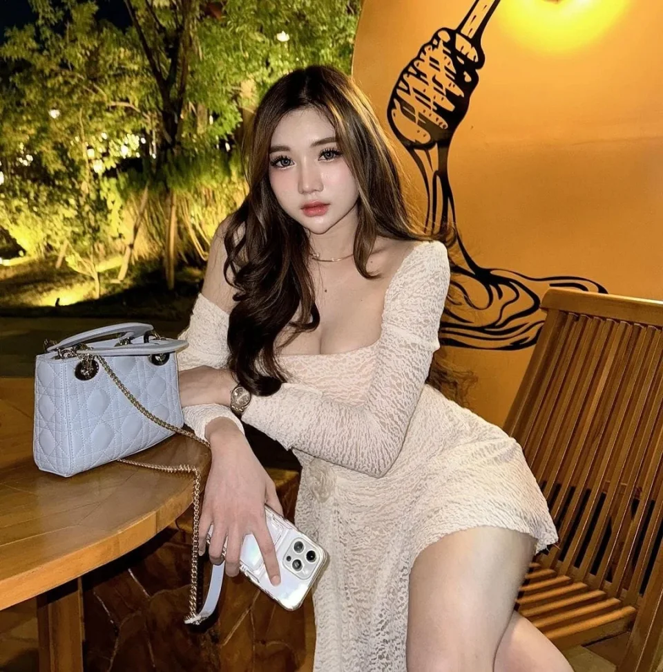 Isabella photo 3 in Dubai: 24 years old, asian, slim, black hair, 156 cm, 50 kg, C bust