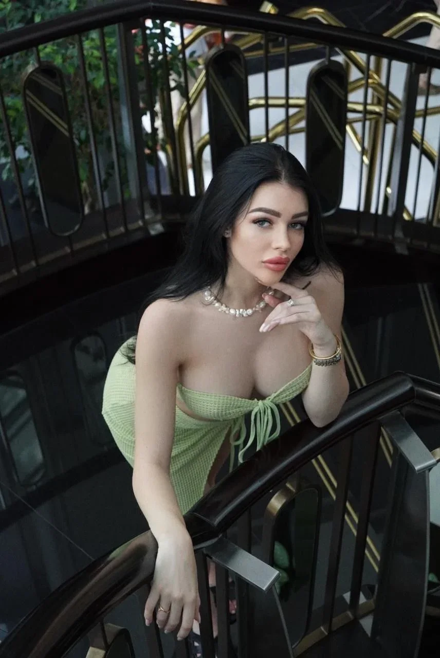 Princess photo 1 in Abu Dhabi: 21 years old, european, slim, black hair, 168 cm, 50 kg, C bust