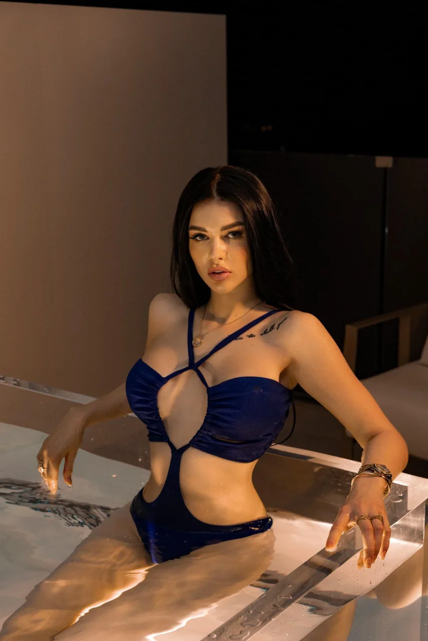 Princess photo 5 in Abu Dhabi: 21 years old, european, slim, black hair, 168 cm, 50 kg, C bust