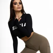 Carmen photo 3 in Sharjah: 33 years old, arab, slim, brown hair, 168 cm, 49 kg, B bust