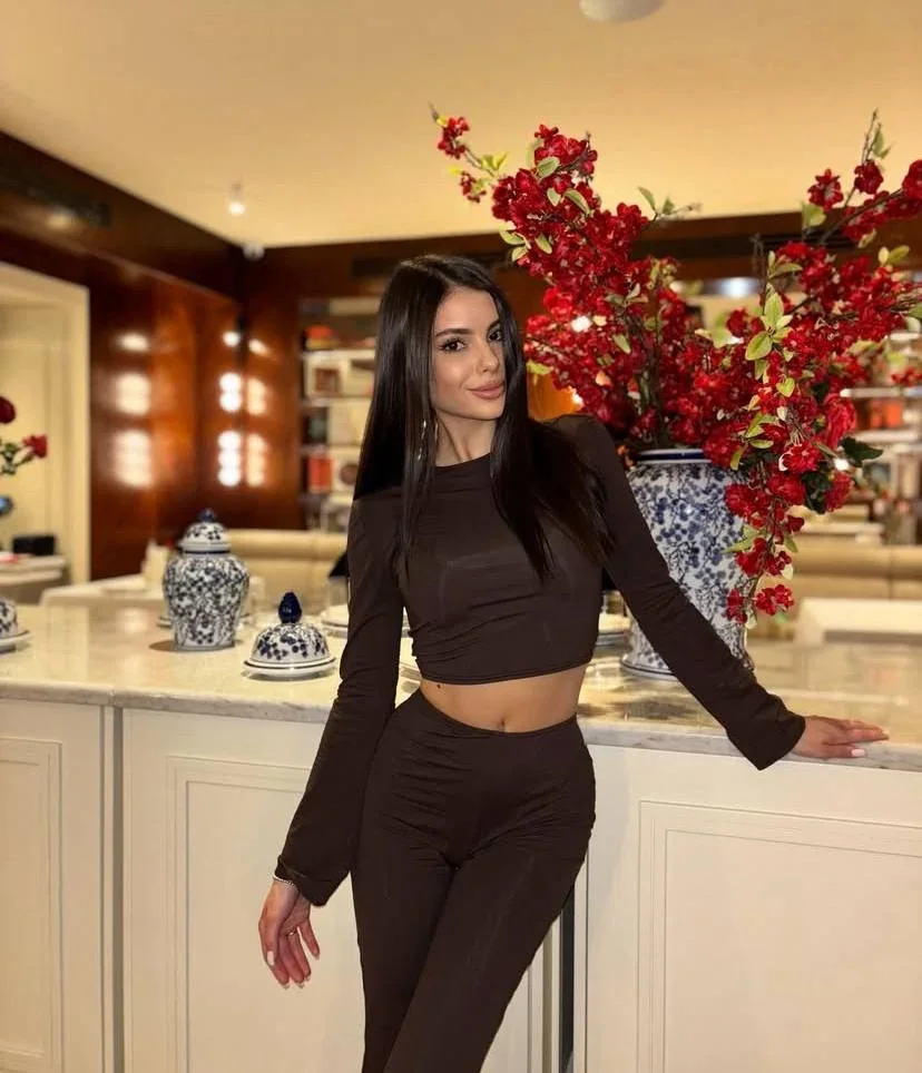 Carmen photo 5 in Sharjah: 33 years old, arab, slim, brown hair, 168 cm, 49 kg, B bust