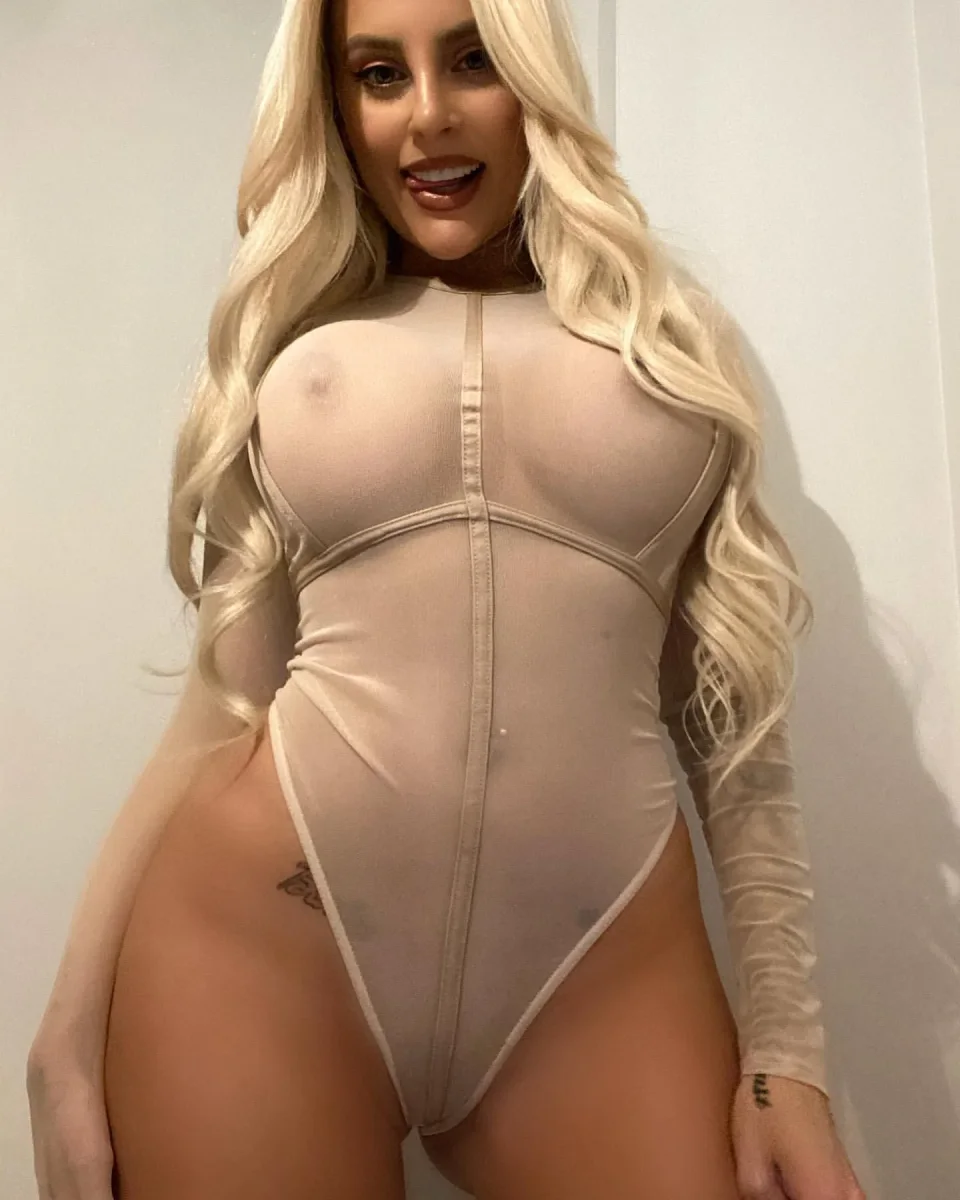 Sallie photo 1 in Dubai: 28 years old, arab, slim, black hair, 173 cm, 60 kg, B bust