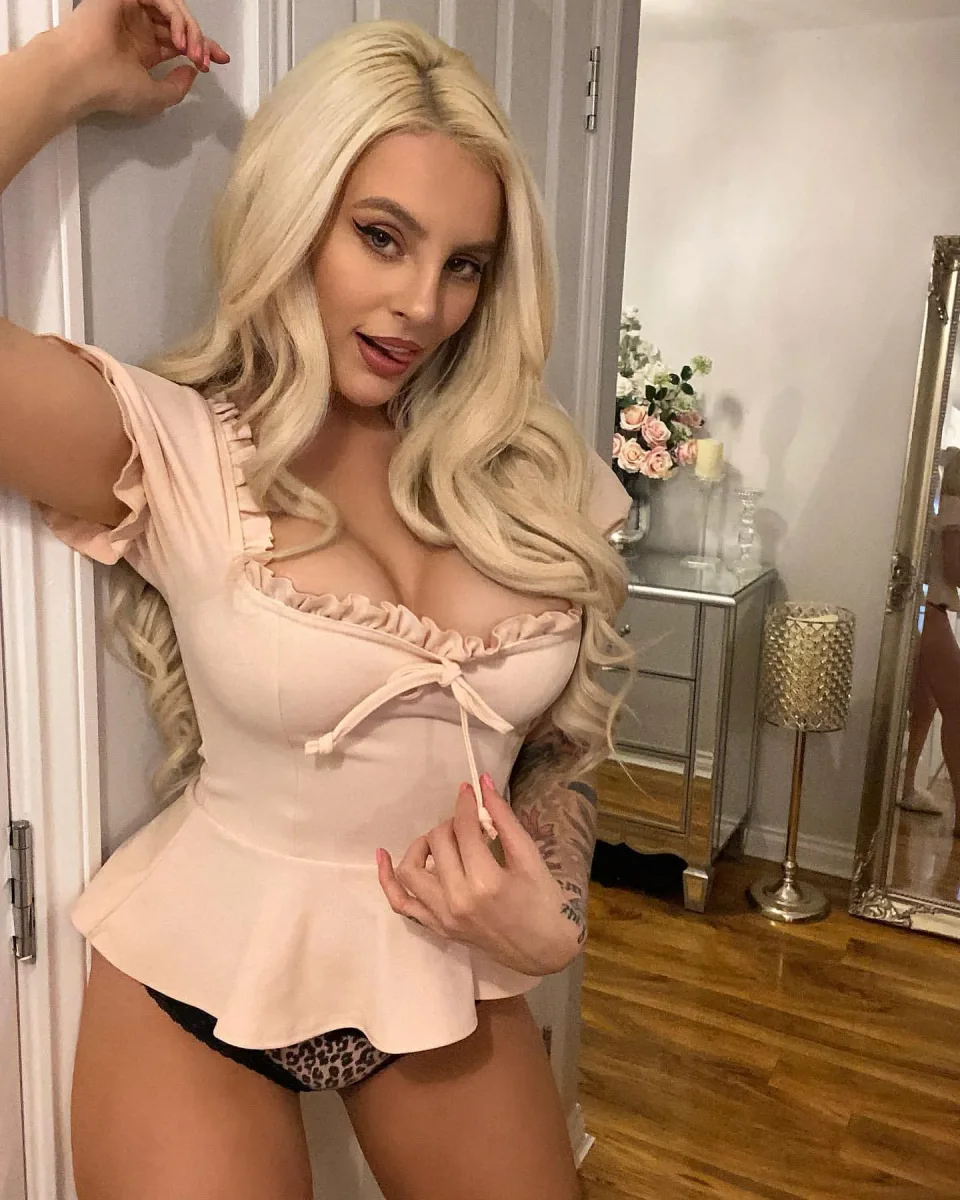 Sallie photo 9 in Dubai: 28 years old, arab, slim, black hair, 173 cm, 60 kg, B bust