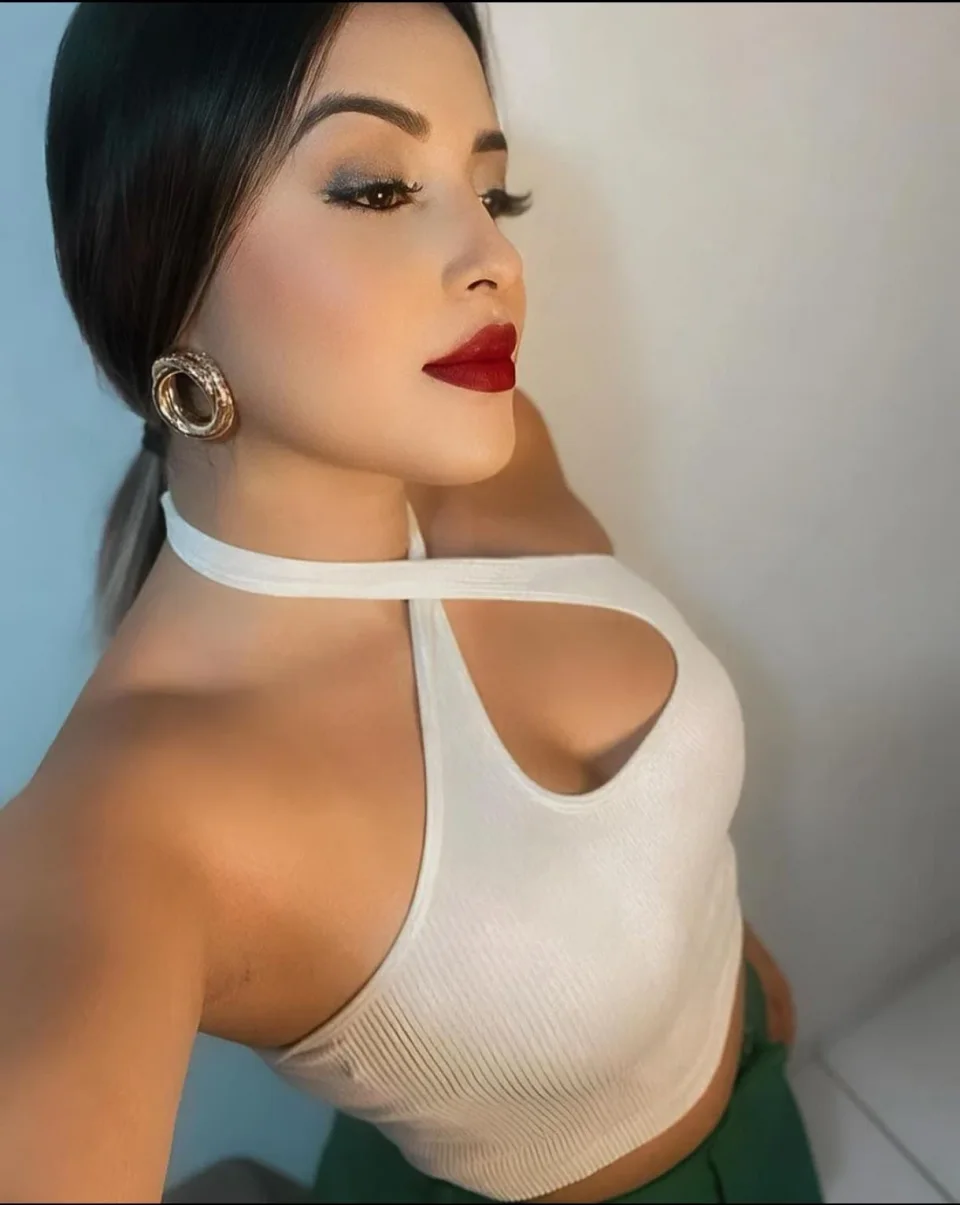 Laurianne photo 1 in Abu Dhabi: 23 years old, arab, slim, brown hair, 169 cm, 69 kg, B bust