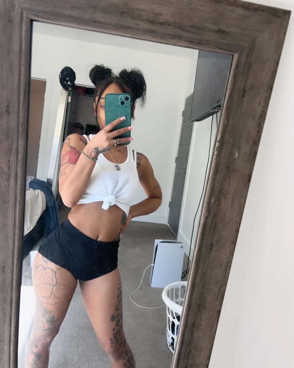 Ressie photo 2 in Abu Dhabi: 32 years old, european, regular, black hair, 100 cm, 132 kg, B bust