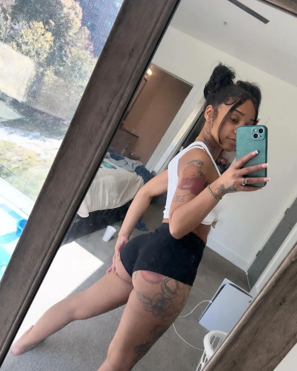 Ressie photo 7 in Abu Dhabi: 32 years old, european, regular, black hair, 100 cm, 132 kg, B bust