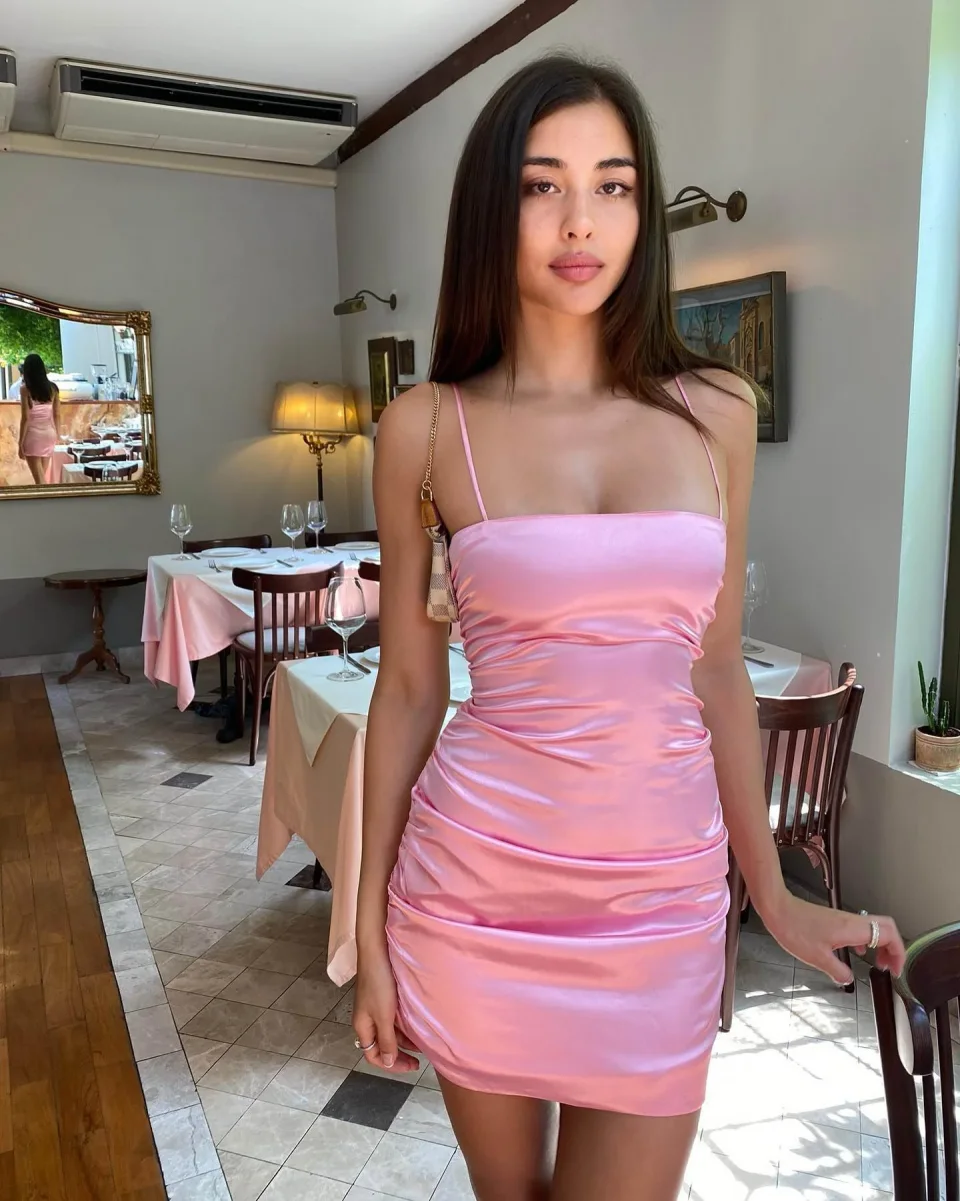 Iliana photo 4 in Sharjah: 26 years old, european, slim, black hair, 166 cm, 53 kg, B bust